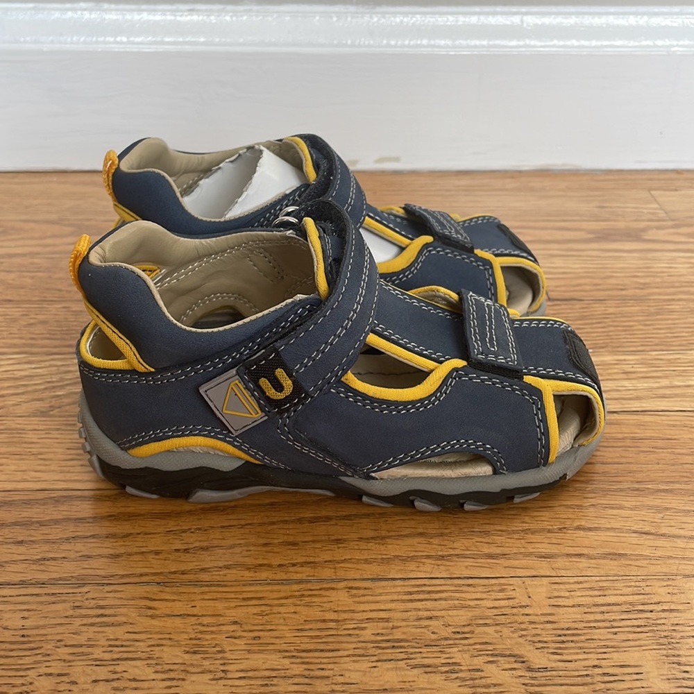 Umi toddler size 9 sandal - Picture 2 of 5